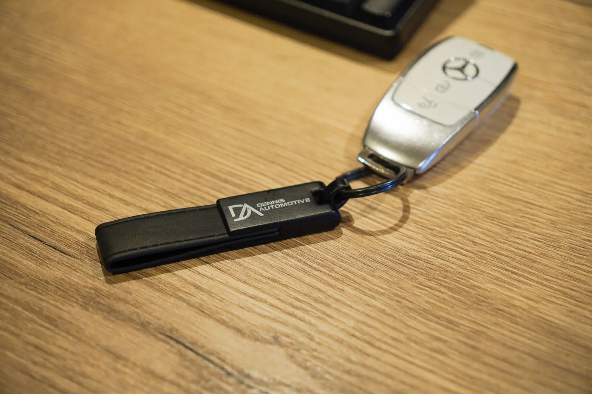 Sleutel met Dennis Automotive sleutelhanger